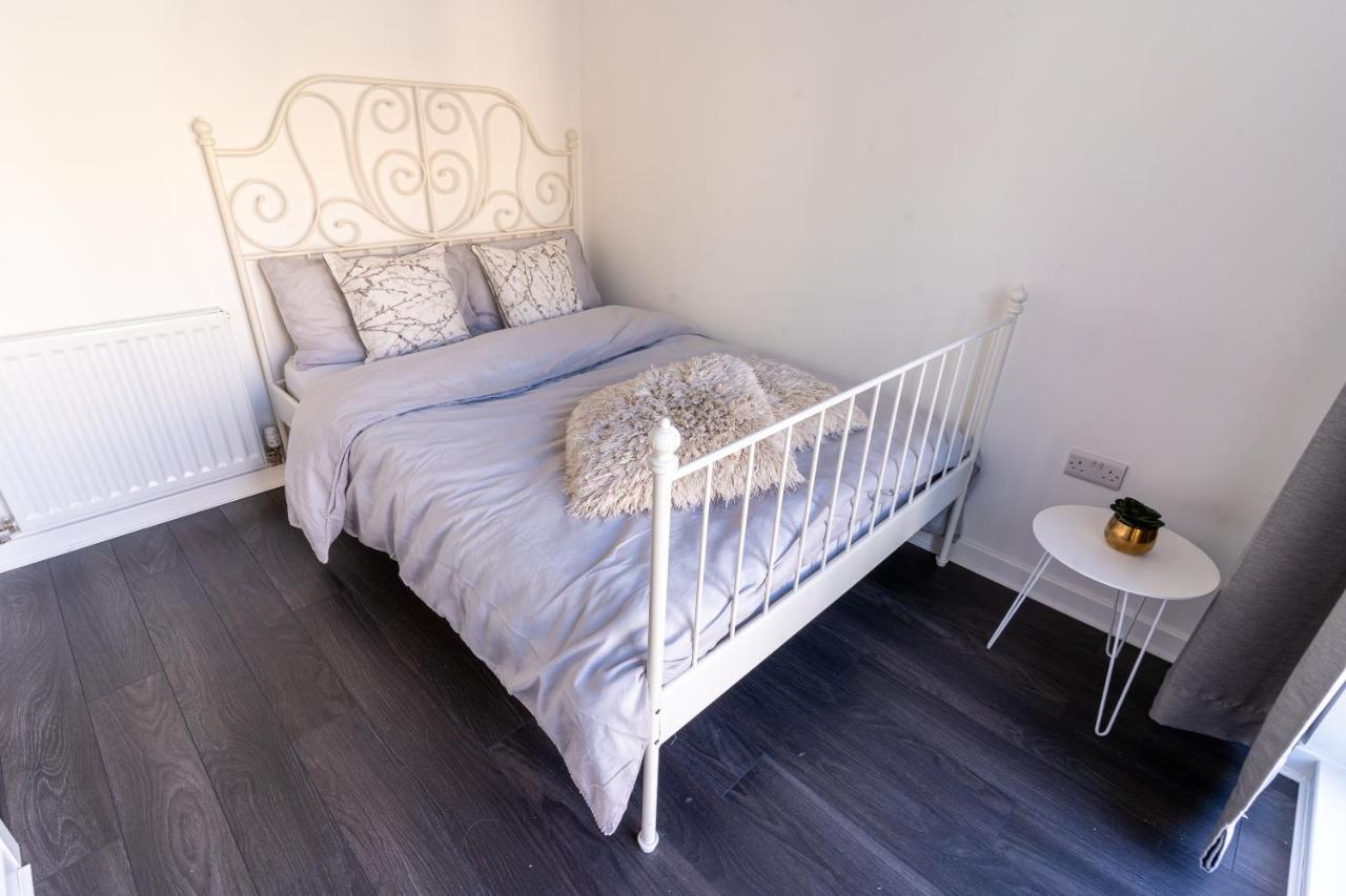 Spacious 3 Bedroom House In Glasgow City With Private Parking & Garden ภายนอก รูปภาพ